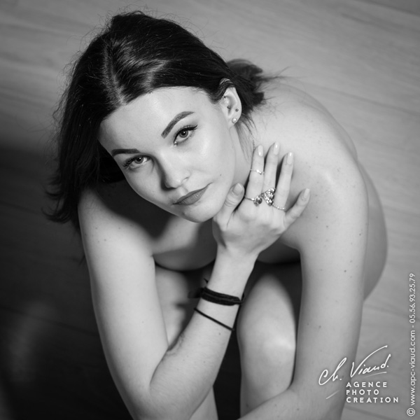 Photo noire et blanc façon boudoire femme nue