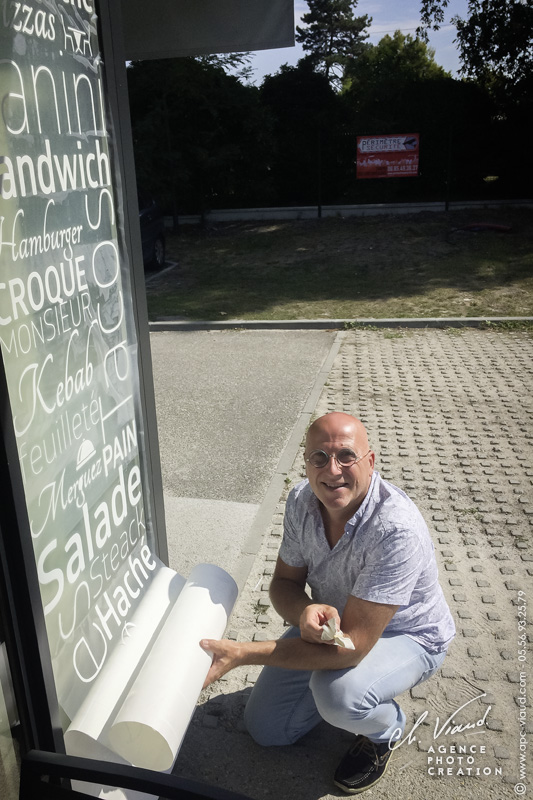 Création, impression et pose de Stickers sur une vitrine