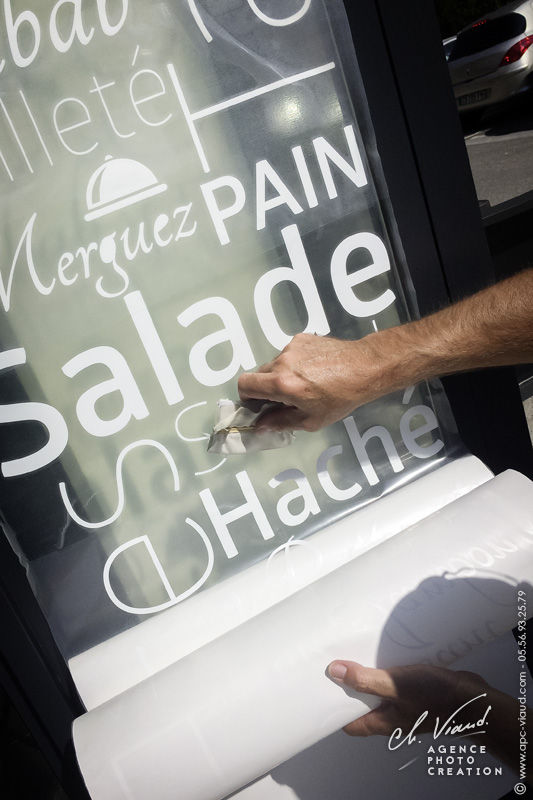 Création, impression et pose de Stickers sur une vitrine