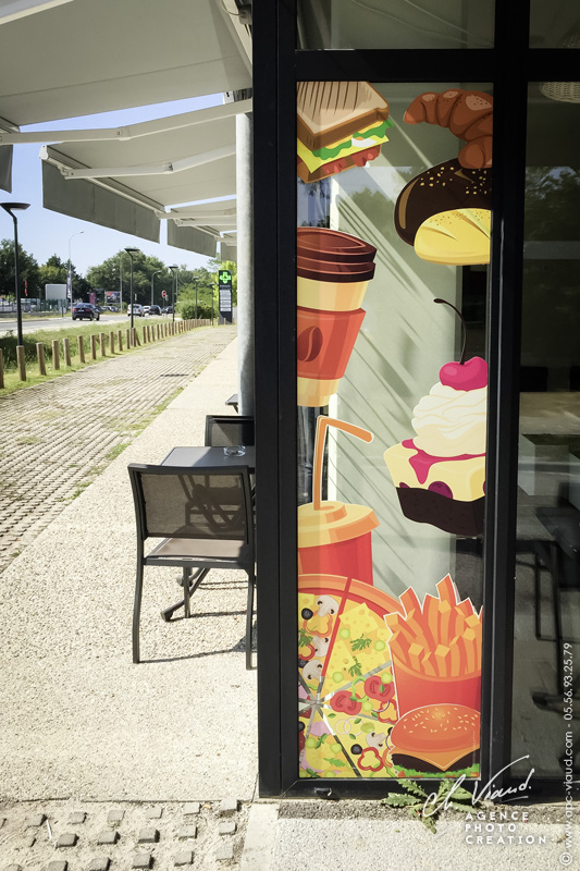 Création, impression et pose de Stickers sur une vitrine