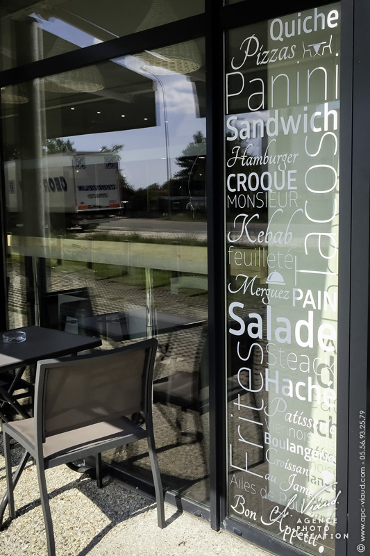 Création, impression et pose de Stickers sur une vitrine