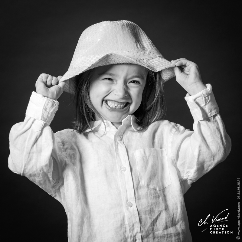 Portrait délire d'une enfant avec un chapeau dans un studio photos
