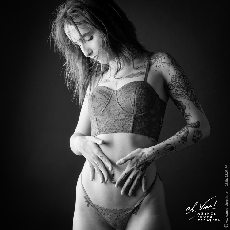 Portrait de charme en noir et blanc d'une femme tatouée
