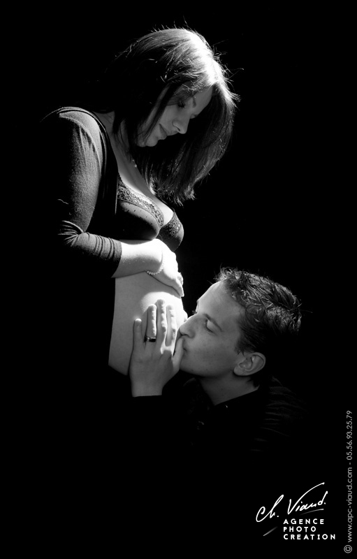 Photo noire et blanc d'un couple pour une séance photo grossesse
