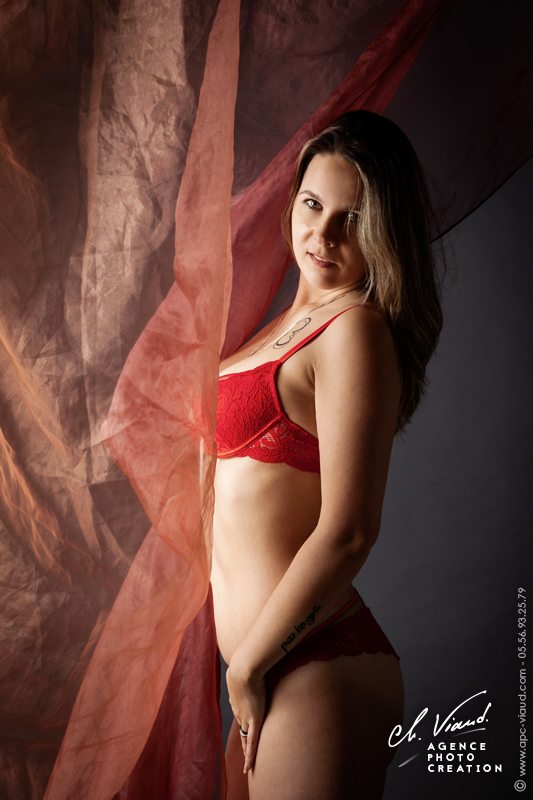 Portrait glamour d'une femme en sous vêtement rouge