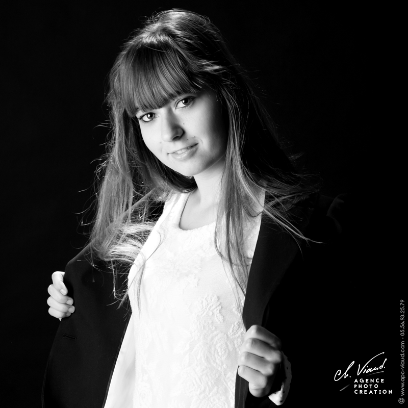 Joli portrait noir et blanc d'une jeune femme dans un studio photos
