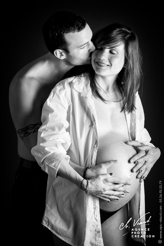 Portrait noir et blanc d'une couple pendant la grossesse
